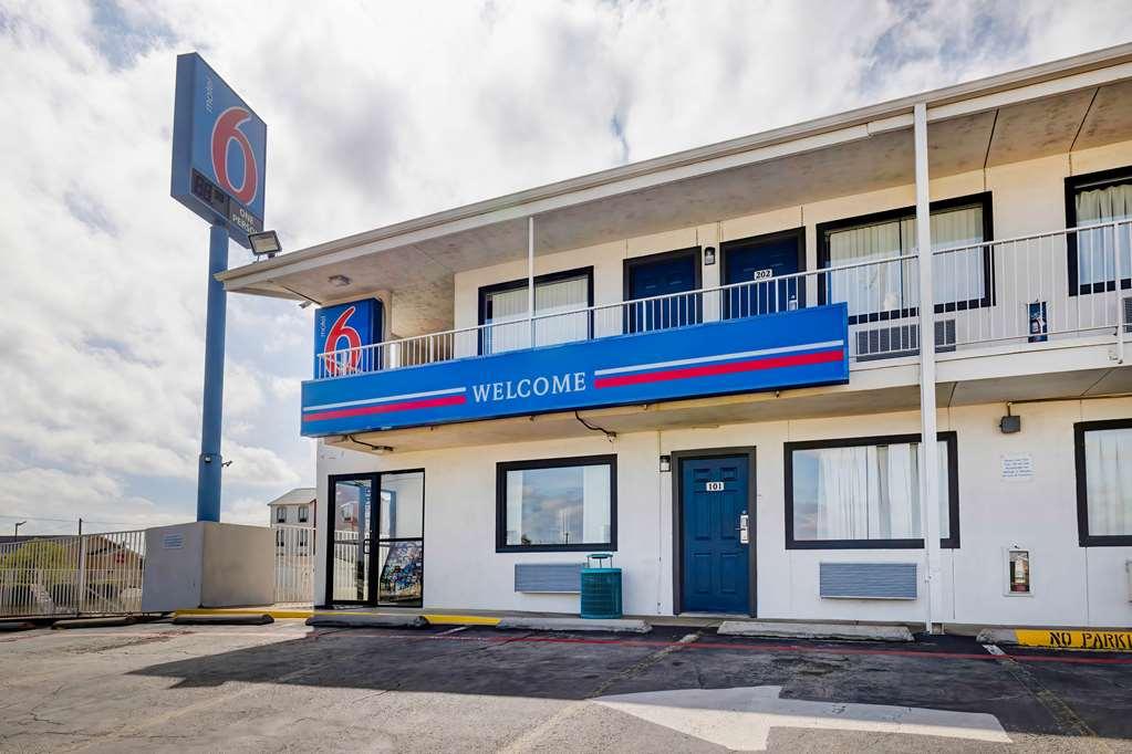 Motel 6 Denton, Tx - Unt Экстерьер фото