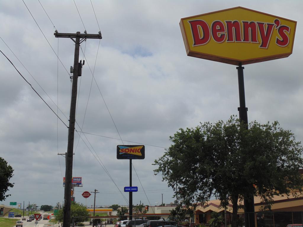 Motel 6 Denton, Tx - Unt Экстерьер фото